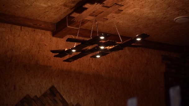 Karanlık odada inanılmaz dekoratif avize. Zincirleri takıyor. 4K. — Stok video