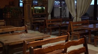 Cafe 4K görüntülerinde verniklenmiş ahşap banklar, masalar ve ahşap akvaryumlar çok rahat.