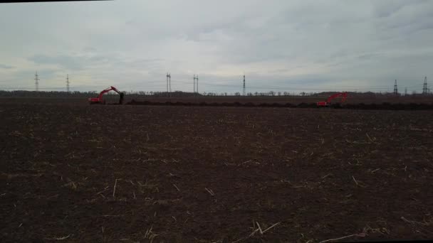Bulldozers escavação terra com baldes no início da construção Drone tiro 4K — Vídeo de Stock