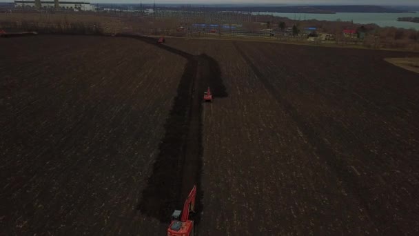 Bulldozers escavação terra com baldes no início da construção Aéreo tiro — Vídeo de Stock