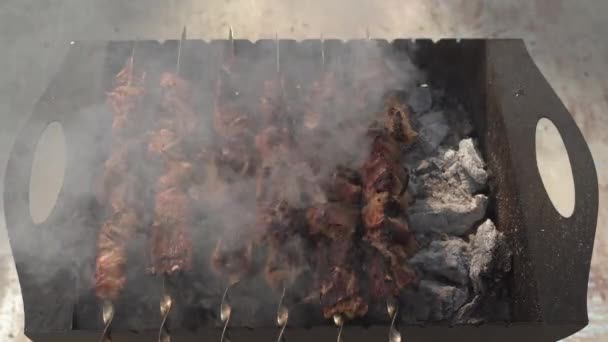 Chef Comprueba Carne Asada Antes Servir — Vídeo de stock