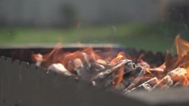 Aşçı ızgarada barbeküyle şiş bırakıyor.