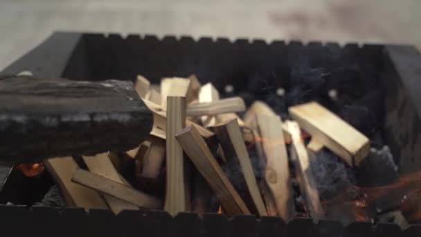 Cozinheiro Coloca Espetos Com Churrasco Grelha — Vídeo de Stock