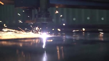 Endüstriyel lazer kontrplak tabakasında bir kalıp oluşturuyor ve yavaş hareket ediyor, yaklaş. 100 fps Yavaş Hareket