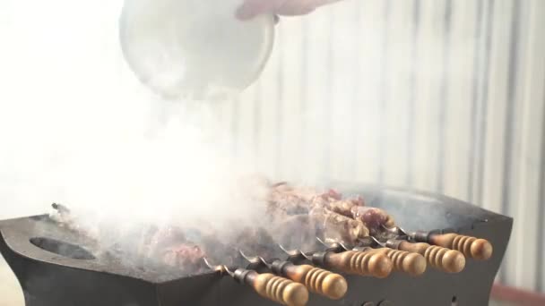 厨师在烤架上铺有烤肉的绞架 — 图库视频影像