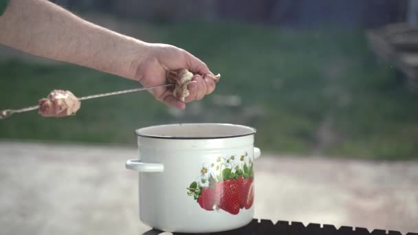 Cocinero Pone Pinchos Con Barbacoa Parrilla — Vídeos de Stock