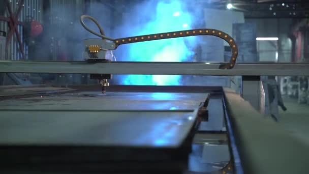工厂的金属等离子切割 慢动作滑翔机射击 — 图库视频影像