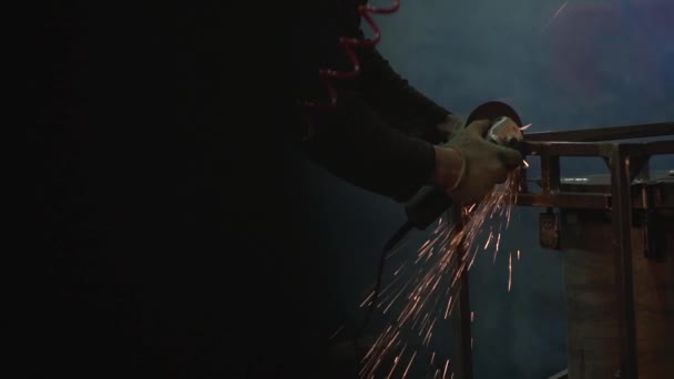 ホワイトマンはワークショップで金属ブラシで金属グラインダーをきれいにします 火花が多い 最後に美しいボケ — ストック動画