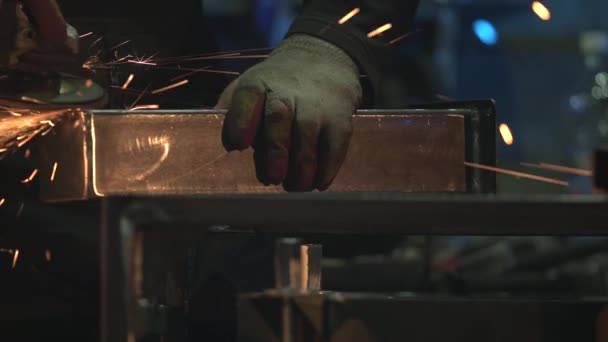 ホワイトマンはワークショップで金属ブラシで金属グラインダーをきれいにします 火花が多い 最後に驚くべきボケ — ストック動画