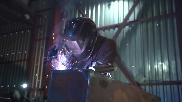 Los Trabajadores Fábrica Están Soldando Cascos Gafas Protectoras Tiro Épico — Vídeos de Stock