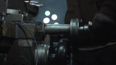 İşçi çarkıfeleği torna makinesinde döner. Metal işçiliği. Turner makinede çalışıyor. Torna işi.