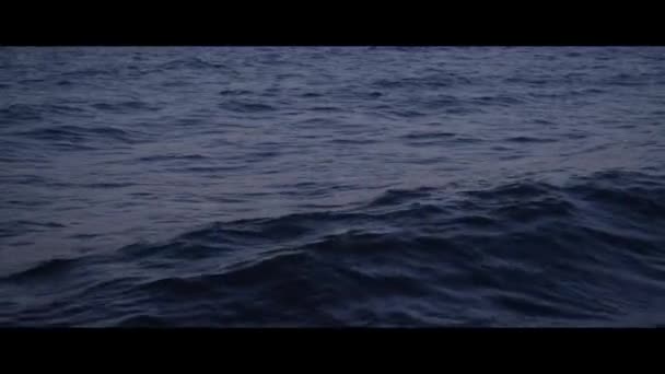 Wawes verlicht door de maan in de open zee bij dageraad Red Epic beelden — Stockvideo