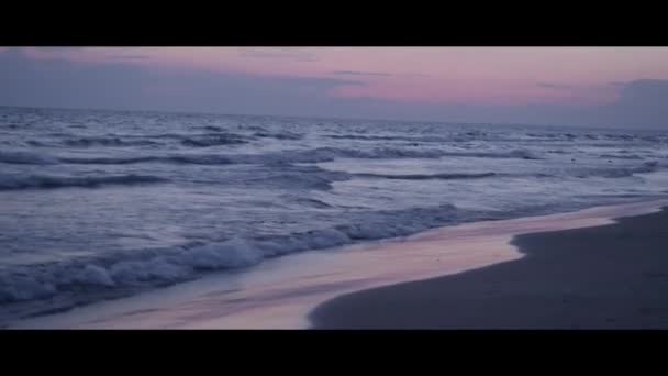 Şiddetli bir fırtınadan önce dalgalar gün batımında sahili yıkar. Kırmızı destansı görüntüler — Stok video