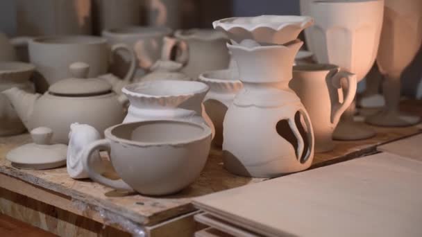 Ručně vyráběná keramika v dílně. Umělecká díla právě natočena 4K video — Stock video