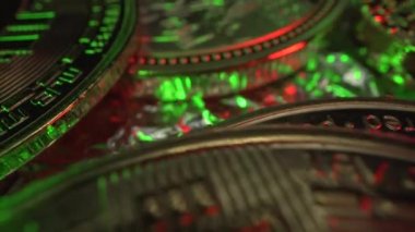 Bitcoin. Yeşil ve kırmızı ışıkta bir sürü bozuk para var. Mayıs. Para biriminin yarısı. BTC, eth, zec, eos ve başka madeni paralar. Altın sikke. Takastan sonra.