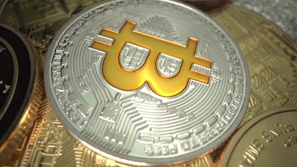 Bitcoin BTCとRipple XRPコインはテーブル上で回転します。半減する前に金と銀の硬貨。通貨。マクロショット。ラオワ24 mm探査機。ブロックチェーン。暗号取引 — ストック動画