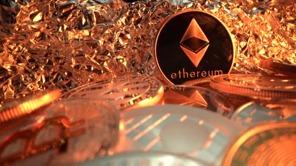 Etherium ETH mince v obklopení mnoha dalších kryptografických mincí. Zlaté světlo. Obchodování před polovinou května. Záběr zblízka. Laowa. 4K — Stock video