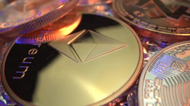 Etherium ETH pièces d'or et d'argent tournent sur la table avec un autre cryptocoines. Bitcoin BTC, Ondulation XRP, ZEC ZCASH. Super investissement. Réduire de moitié mai. Images de macro — Video