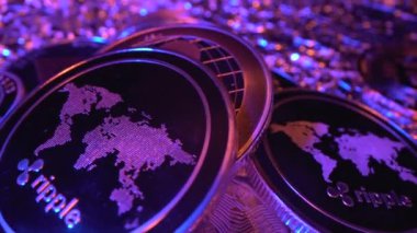 Kripto para birimi. Dalgalanma, Bitcoin, Etherium, Zcash ve diğer gelecekteki madeni paralar masada mavi ve altın ışıkla döner. Makro yakın çekim. 2020 'nin yarısı.