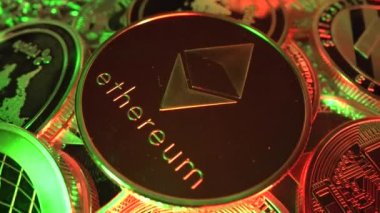 Altın Etherium ETH masanın üzerinde dönüyor. Bitcoin, Litecoin kripto para birimi fiyatlarının artması, dijital paranın değer kazanması. Piyasada dijital para değeri artıyor. Kripto para birimleri.