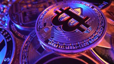 Bitcoin BTC makro para atışı mavi ve altın ışıkta. Mayıs 2020 'de yarı yarıya düşmeden önce. Madencilik. İş yatırımı. Laowa. 4K