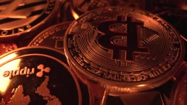 Bitcoin BTC. Altın sikkeler masada diğer kripto sikkeler etrafında döner. Dalgalanan XRP, Etherium ETH, Zcash ZEC. Makro atış. Yarı yatırım.