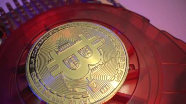 Bitcoin BTC grafik kartta döner. Madencilik. Yarı yarıya. Altın sikke. Dijital Para Birimi. Videocard. Yakın çekim..