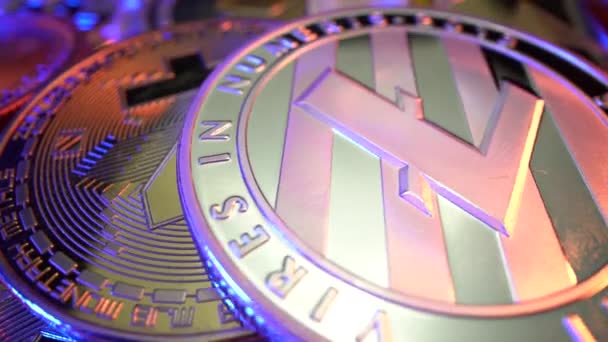 Litecoin LTC Macro Schuss von Münze in erstaunlichem Licht. Kryptowährung o Zukunft. Bitcoin BTC, ZCASH ZEC und Etherium ETH liegen ebenfalls auf dem Tisch. Gold und blaues Licht — Stockvideo