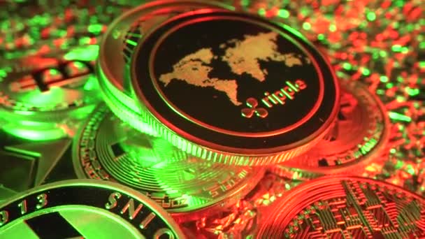 Ripple XRP, Bitcoin BTC Etherium ETH a další kryptografické mince se otáčejí na stole. Těžba. Polovina v květnu. 2020. Makro. Fantastické červené a zelené světlo — Stock video