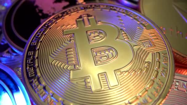 Bitcoin btc koin emas berputar di atas meja dalam tembakan makro dari lensa penyelidikan Laowa. Perdagangan tahun 2020 sebelum setengah bulan Mei. Banyak koin kripto. Etherium ETH, Zcash ZEC, Ripple XRP — Stok Video