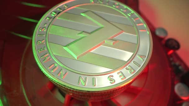 Crypto mynt LiteCoin i den röda videokortet med grönt ljus. Vrid medsols. Framtida valuta. Stäng MACRO-filmerna. Vit bakgrund. Gruvdrift. Halvering — Stockvideo