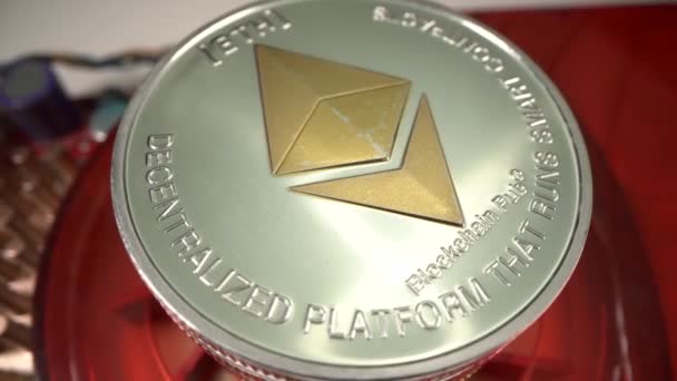 Stříbrná a zlatá mince ETHERIUM ETH se otáčí na videokartě velmi zblízka. Vypadá to jako animace. Půlku. Těžba. Vydělat peníze, — Stock video