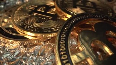 Bitcoin BTC Masanın üzerinde bir sürü kripto para altın ışıkta dönüyor. Makro atış. Yarı yarıya. Madencilik. Geleceğin madeni parası. Banknotlar. Yatırım. 4 bin. Laowa