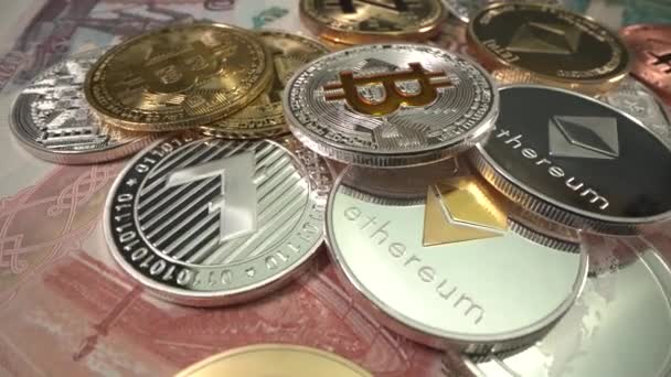 Ouro uma prata Bitcoin BTC, Etherium ETH, Litecoin LTC, Zcash ZEC e outras moedas cripto girar sobre a mesa com dinheiro. Grande investir no futuro. Metade de 2020. Macro shot — Vídeo de Stock