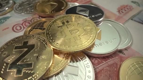 Χρυσό Bit Coin BTC στη μέση του πίνακα σε περιβάλλουν πολλά άλλα νομίσματα crypto πριν από την κατοχή. ZEC Zcash, ETH Etherium, LiteCoin, Ripple XRP. Ρωσικά χρήματα. Περιστροφή. Κοντινό πλάνο Macro — Αρχείο Βίντεο