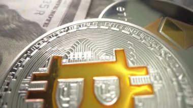 Bitcoin masada Amerikan dolarlarıyla dönüyor. Yüz dolar. Altın BTC. Arka planda Etherium Eth madeni para var. Yarı yarıya. Geleceğe yatırım yap. Yeni ve eski para. Sanal para birimi.