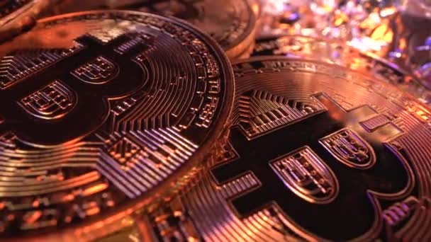 Banyak Bitcoin BTC berputar di atas meja, tembakan Super Macro. Emas koin. Orang kaya. Laowa 24. Separuh bitcoin di bulan Mei. Tutup. Berinvestasi di masa depan. Berdagang. Naikkan mata uang. — Stok Video