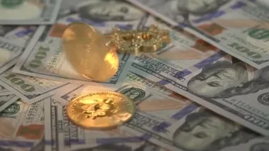 Altın BITCOIN BTC masadaki 100 doları süper yavaş çekimde döndürür. Masada başka bir kripto sikke daha var. Yarı yarıya. Madencilik. Kripto para birimi.
