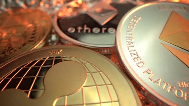 Bitcoin BTC, Etherium ETH Ripple XRP und eine weitere Kryptowährung im Goldhintergrund vor der Halbierung auf dem Tisch. Makro-Nahaufnahme Laowa — Stockvideo