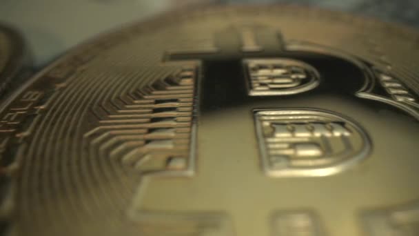 Bitcoin BTC i guld mynt MACRO panorama från ett mynt till ett annat. Super närbild skott. Före halvering i kryptovaluta. — Stockvideo