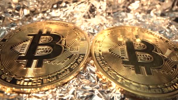 Zlatá kryptoměna Bitcoin BTC. Tři mince se stříbrným pozadím. Panorama. Detailní záběr MACRO. Půlku. Těžba. Peníze z budoucnosti — Stock video