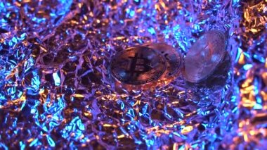 Üç BITCOIN BTC, çerçevede altın ve mavi ışık ve inanılmaz bir kumsal ile döner. Yarı yarıya. Geleceğin parası..