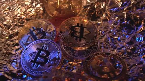 Cinco monedas cripto Bitcoin BTC girar sobre la mesa con luz de neón de oro y azul y fondo agradable. Moneda del futuro. Cripto a la mitad , — Vídeo de stock