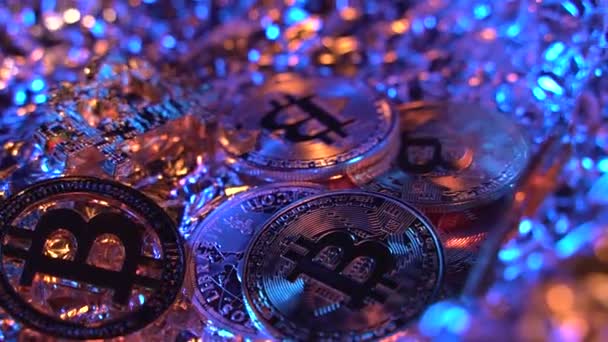 Fantastische close-up macro shot van 5 gouden Bitcoin BTC met grat gouden en blauwe licht. Munten draaien op de tafel. Halvering. — Stockvideo