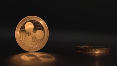 İnsanlar şifreli paraları birbirinin üstüne koyuyorlardı. Ön planda yansıması olan altın dalgalı sikke XRP. İnanılmaz altın ışık ve siyah arkaplan..