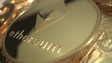 Altın kripto para ETHERIUM ETH saat yönünün tersine döndür Bitcoin BTC, Ripple XRP olarak çevrili başka paralar. İnanılmaz altın ışık gökyüzünden yansıyor. Makro çekim için süper yakın çekim. 4K video.