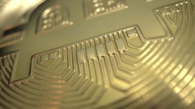 BITCOIN BTC 'nin devasa altın madeni parası başka bir kripto sikke ile saat yönünde döner. Dünya çapında sanal internet parası. Yarı yarıya. 4K 'da makro çekim. Çevrimiçi ödeme için iyi yatırım