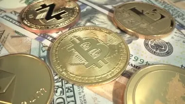 Altın kripto para Bitcoin BTC masada başka bir madeni para ile döner. Eteryum. ETH, ZCash ZEC, Litecoin ve Ripple XRP. Arka planda yüz Amerikan doları var. Büyük altın ışık. 4K görüntü makrosu