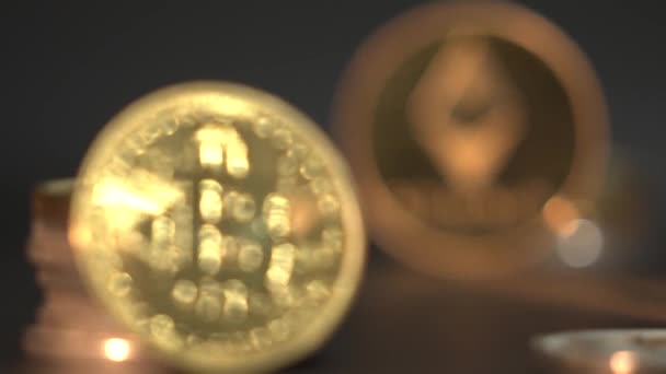Δύο χρυσά crypto νομίσματα Bitcoin BTC και Etherium ETH που περιβάλλεται από πολλά άλλα crypto νόμισμα. Μαύρο φόντο κλίση. 4K. Μισή μείωση. — Αρχείο Βίντεο