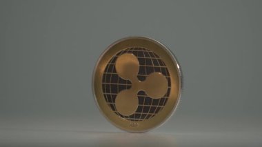 Dalgalanan XRP kripto para beyaz arka planlı beyaz masada döner. Madencilik. Geleceğin para birimi. Altın para..